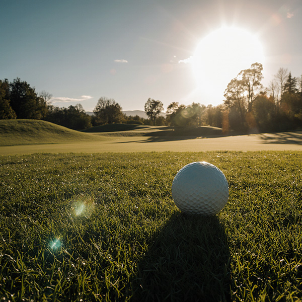 Balle de golf sur un terrain